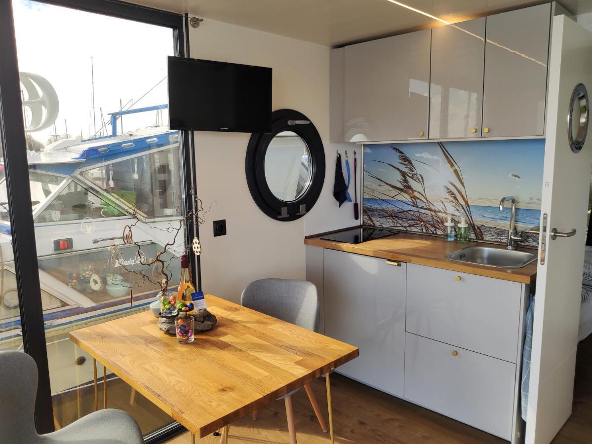 Hausboot Hilja Hotel en barco